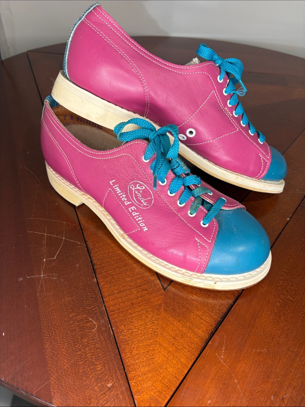 VTG Women’s Linds Limited Edition right handed bowling shoe. Size 7